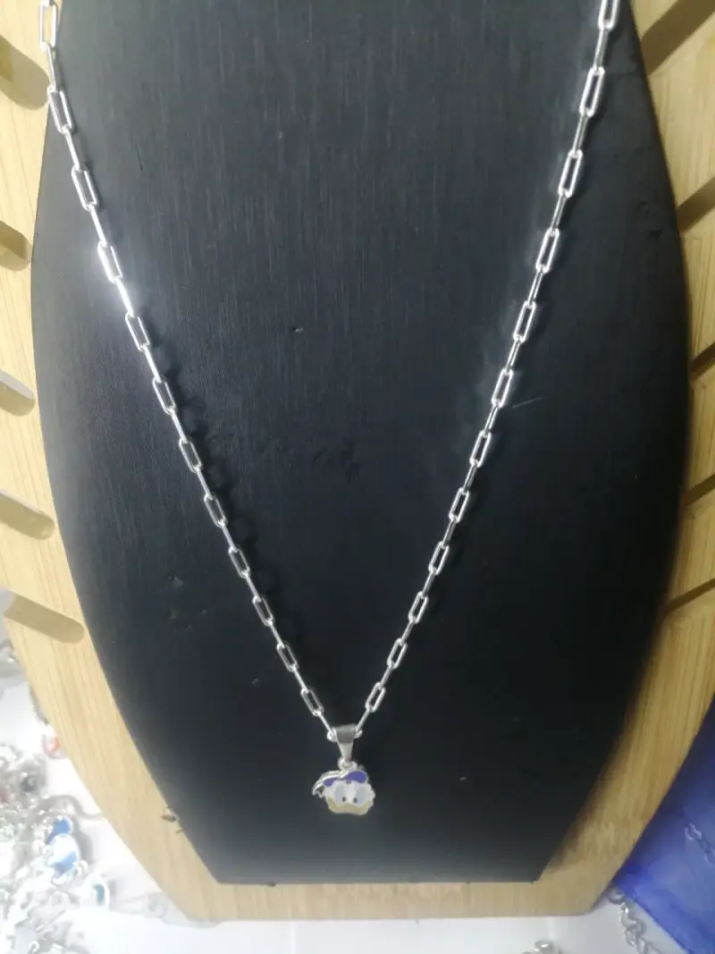 Collar con dije de personaje