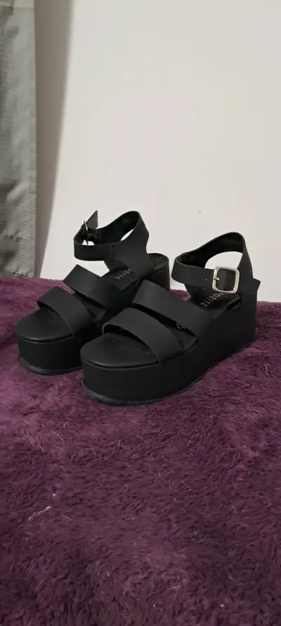 Sandalias negras con plataforma - miniatura 1