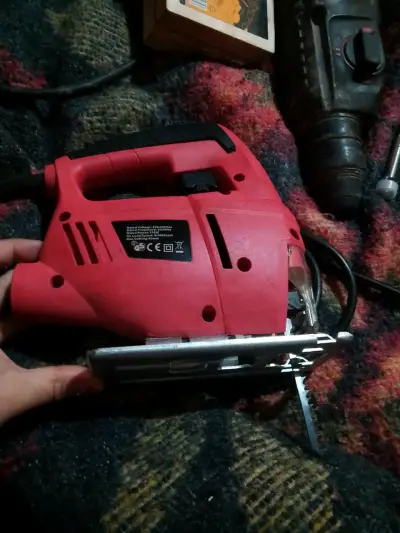 Sierra caladora eléctrica roja - miniatura 1