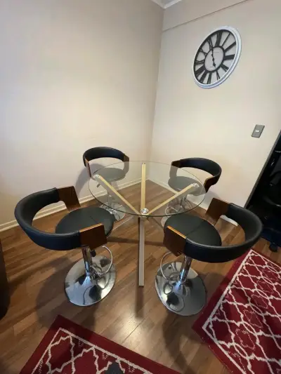 Set de comedor de cristal y sillas - miniatura 1