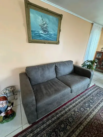 Sofá cama de dos plazas gris - miniatura 1