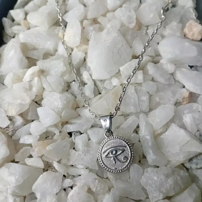 Collar de plata con dije ojo