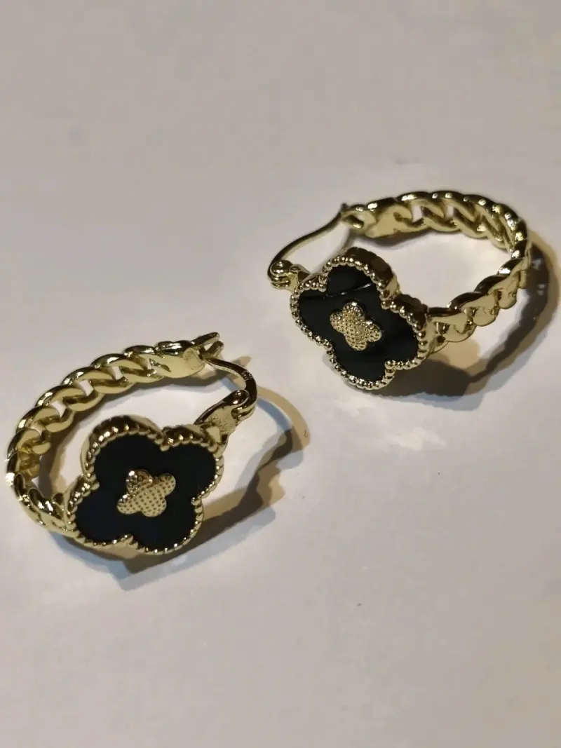 Aros dorados con diseño de trébol esmaltado negro - 1