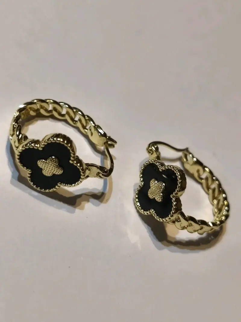 Aros dorados con diseño de trébol esmaltado negro - 2