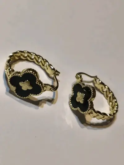 Aros dorados con diseño de trébol esmaltado negro - miniatura 2