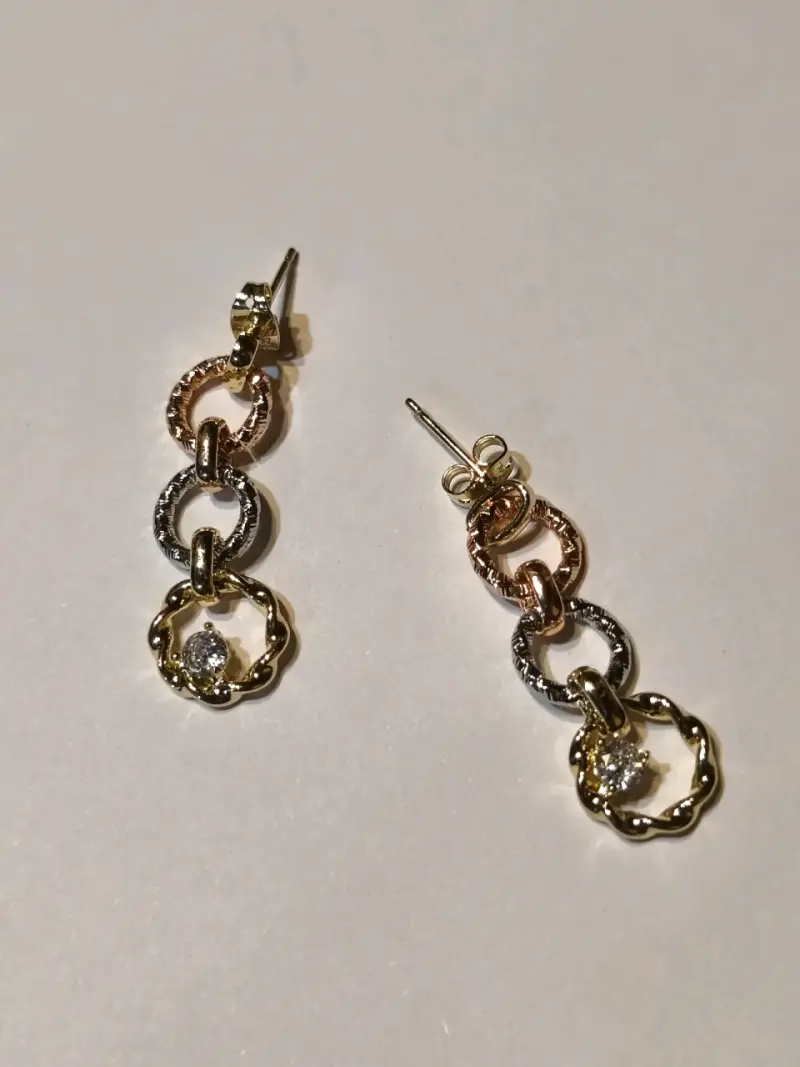 Aros dorados con circonitas, enchapadas en 3 oros - 1
