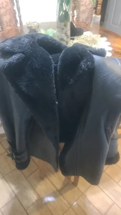 Chaqueta de cuero negra - miniatura 2