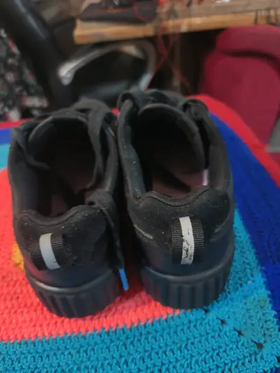 Zapatillas negras con detalles - miniatura 1