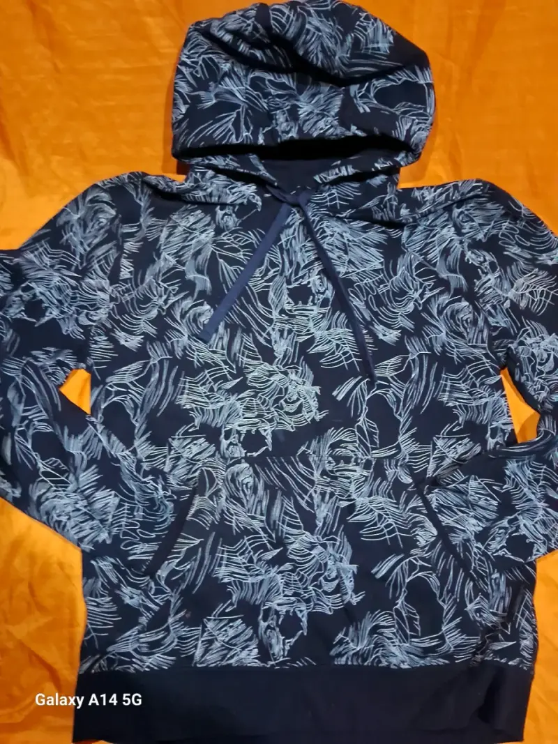 Polerón azul con capucha estampado - 1