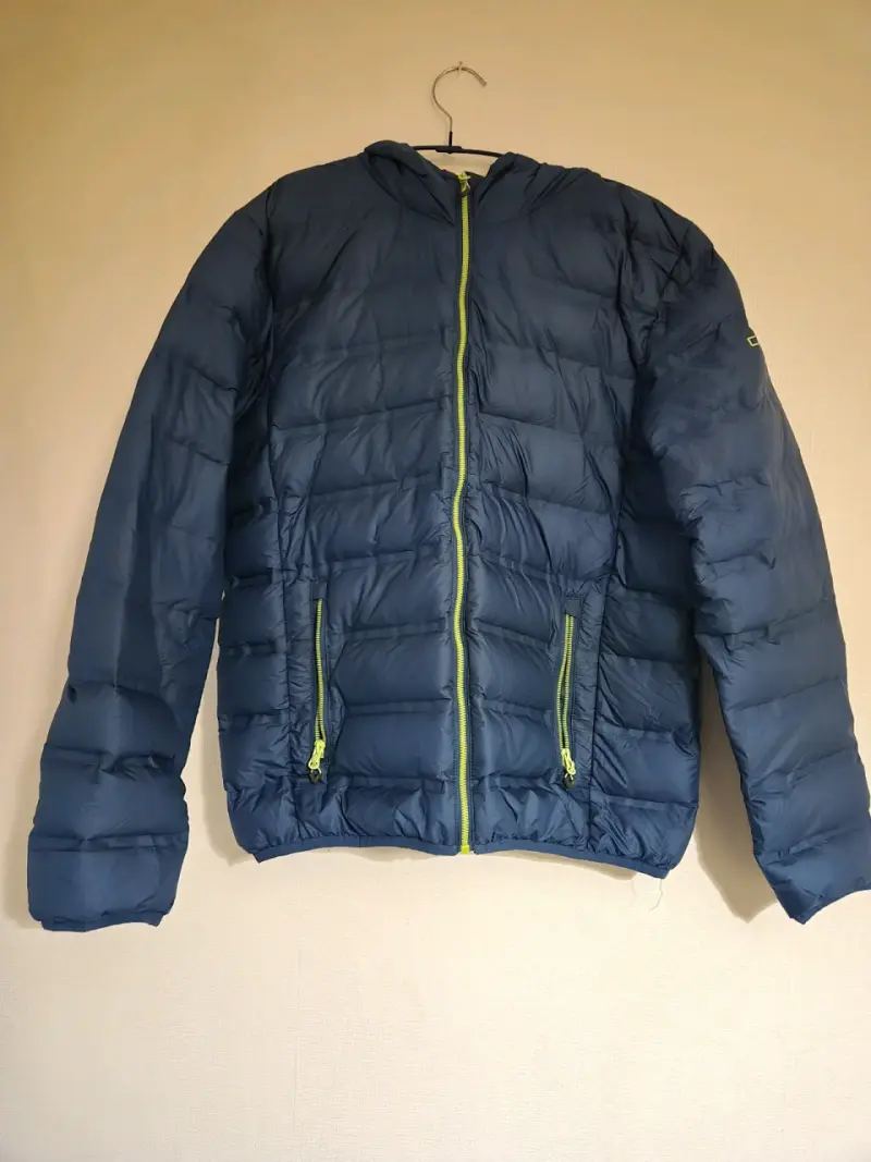 Chaqueta acolchada azul con capucha - 1