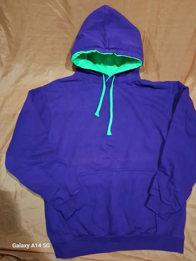 Polerón morado con capucha verde - 1