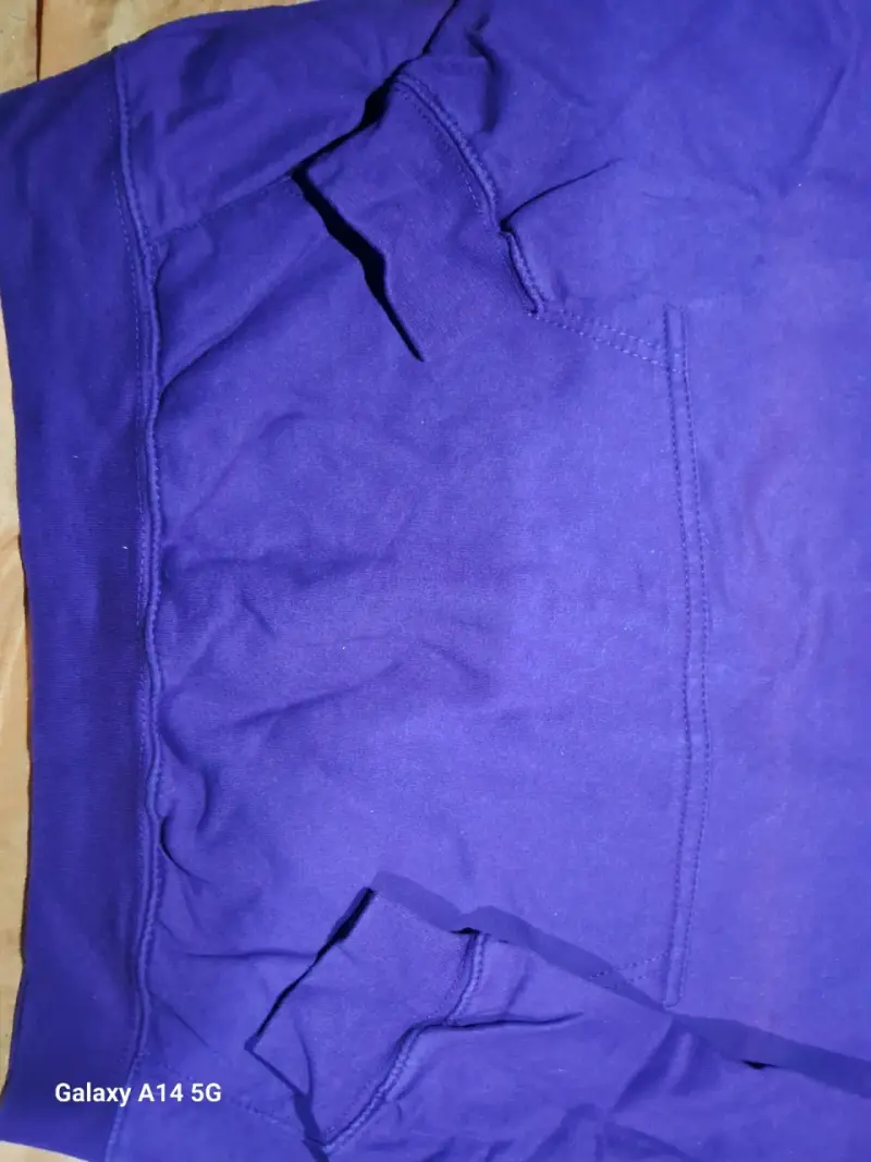 Polerón morado con capucha verde - 2