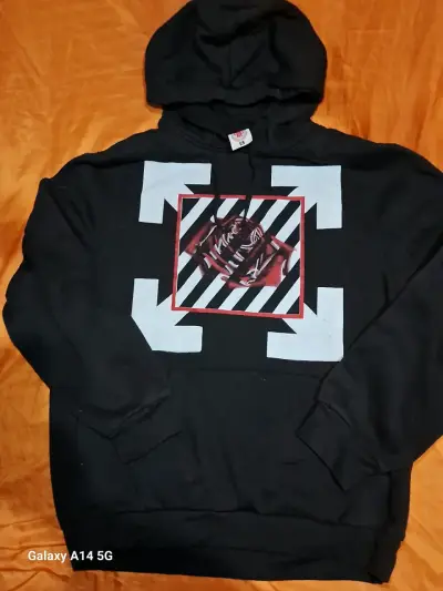 Polerón negro con capucha y diseño - miniatura 1