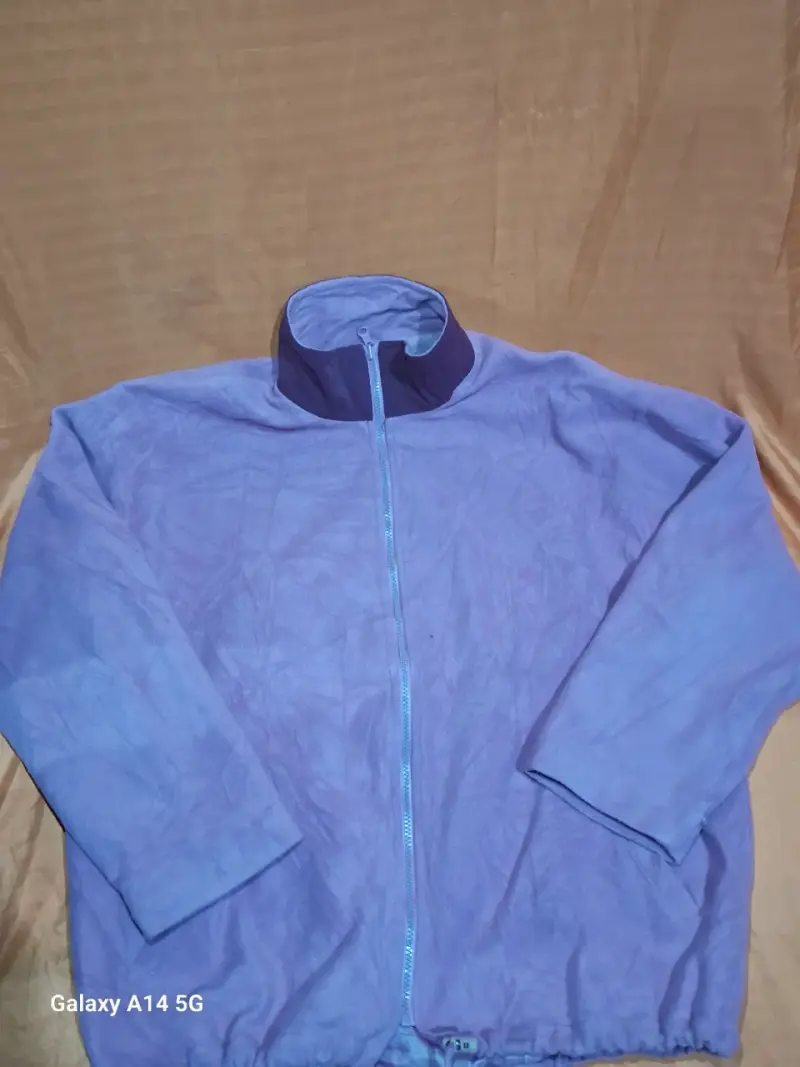 Polerón unisex morado con cierre