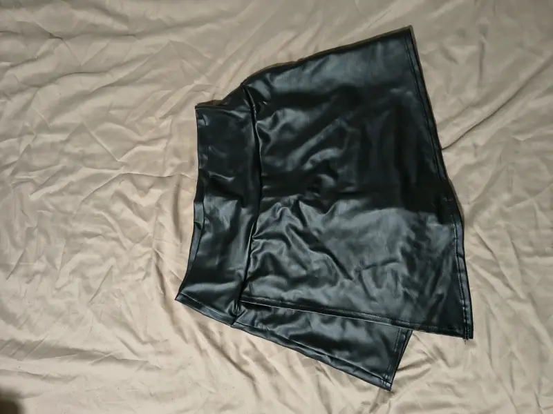 Falda negra de cuero sintético - 1