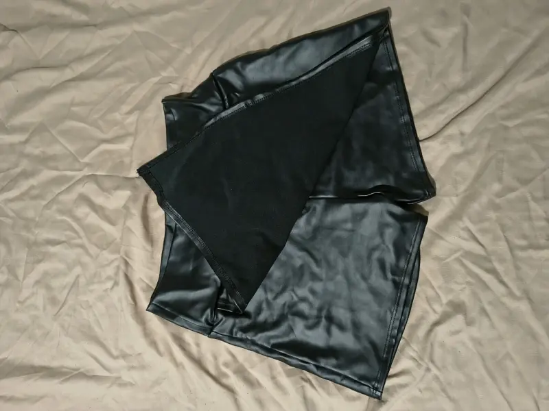 Falda negra de cuero sintético - 2