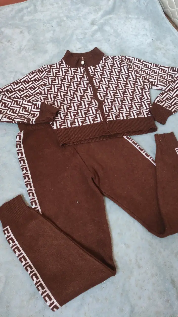Conjunto chocolate diseño Fendi