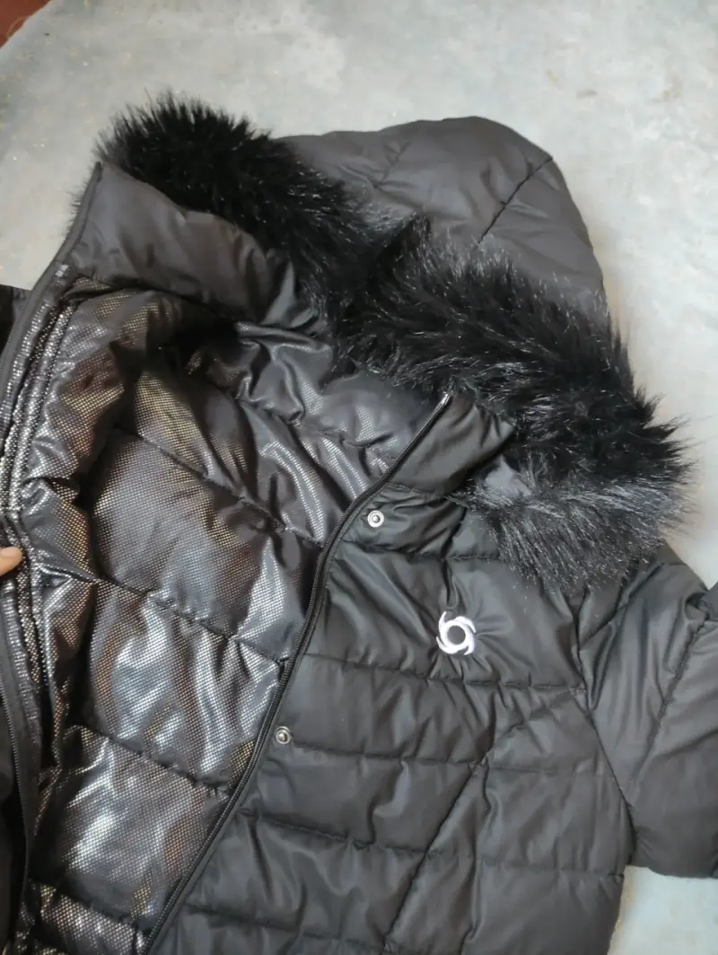 Parka negra con capucha de pelaje - 1