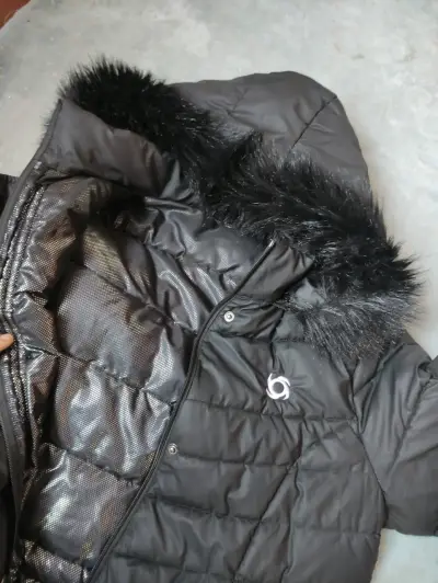 Parka negra con capucha de pelaje - miniatura 1