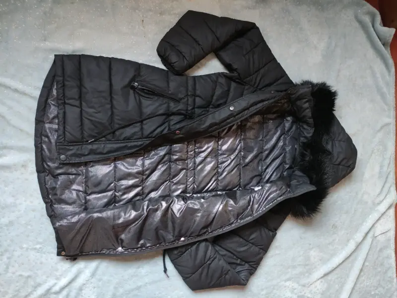 Parka negra con capucha de pelaje - 2