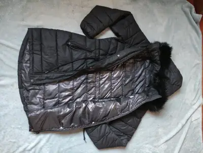 Parka negra con capucha de pelaje - miniatura 2