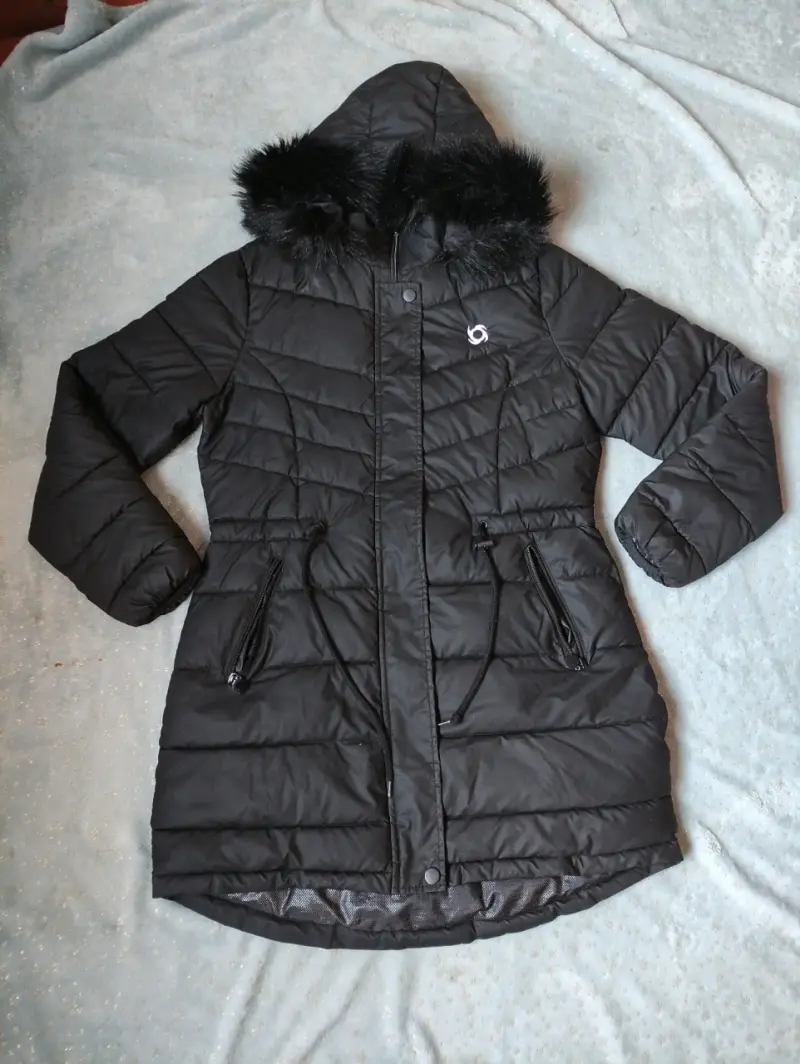 Parka negra con capucha de pelaje - 3