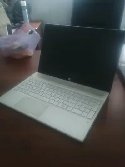 Laptop HP en buen estado - miniatura 1
