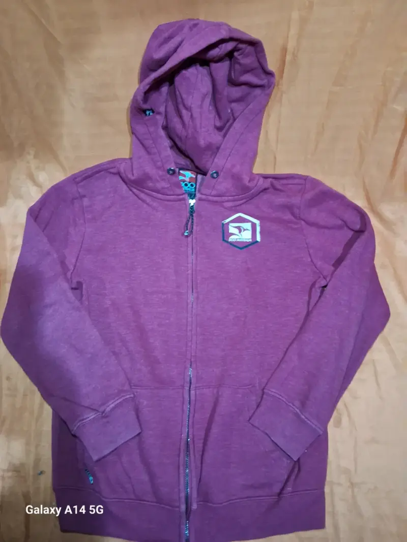 Polerón morado con capucha - 1