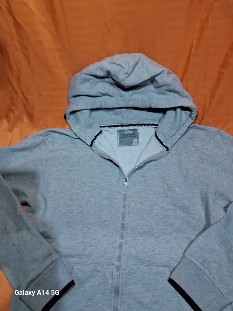 Polerón gris con capucha - 2