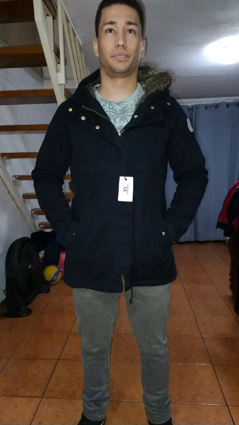 Parka negra con capucha - 1