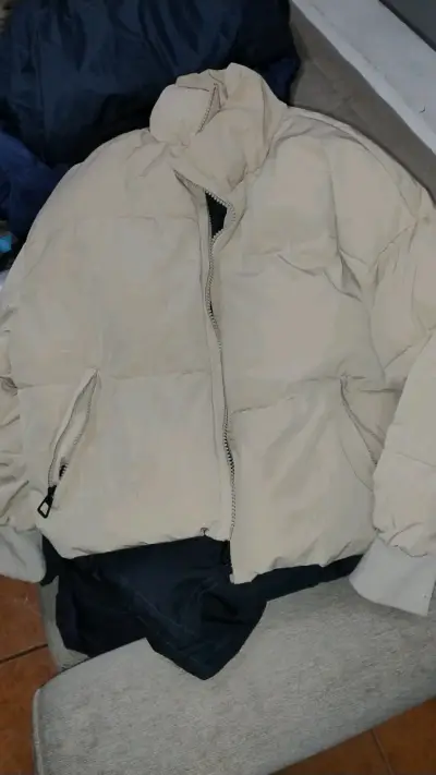 Parka negra con capucha - miniatura 3