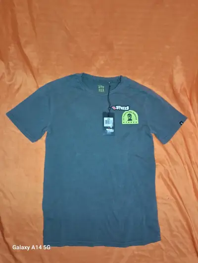 Polera gris con estampado - miniatura 1