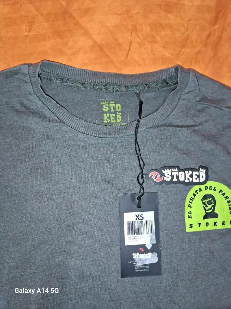 Polera gris con estampado - 2