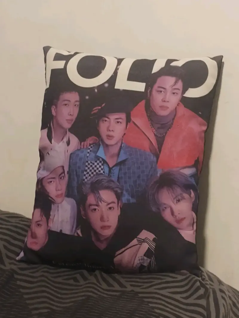 Cojín decorativo con diseño de banda
