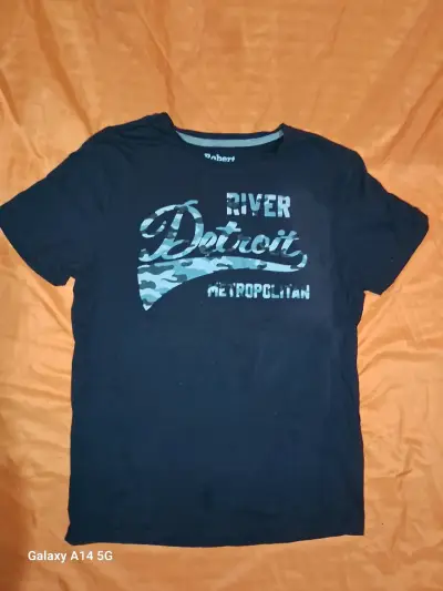 Polera negra con estampado Detroit - miniatura 1