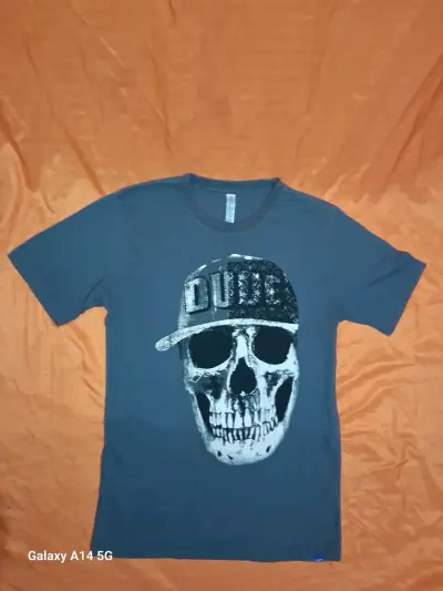Polera gris con diseño de calavera - miniatura 1