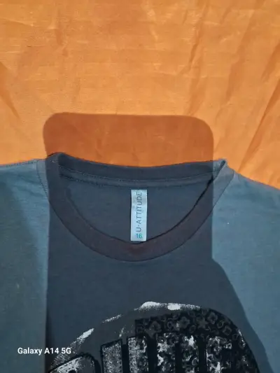 Polera gris con diseño de calavera - miniatura 2