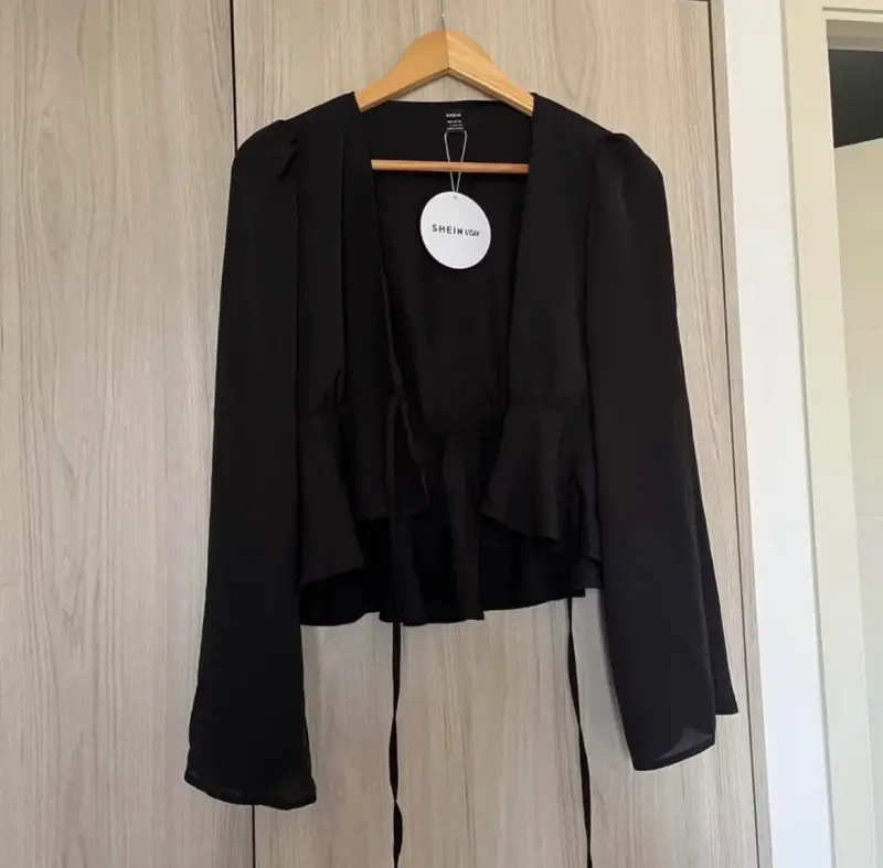 Blusa negra Shein con volantes
