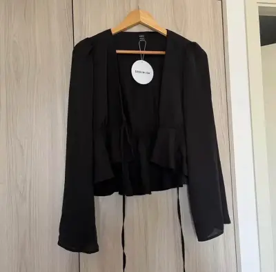 Blusa negra Shein con volantes - miniatura 1