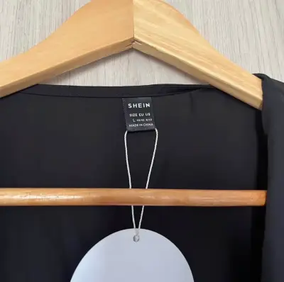 Blusa negra Shein con volantes - miniatura 2