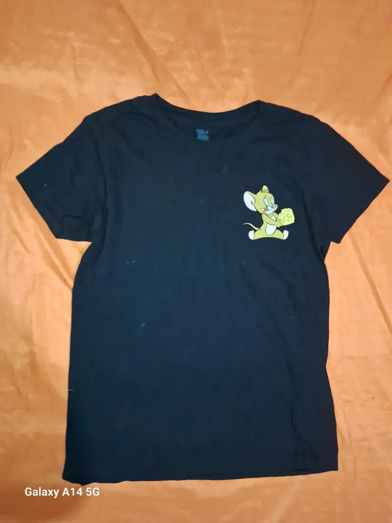 Polera negra con diseño animado - 1