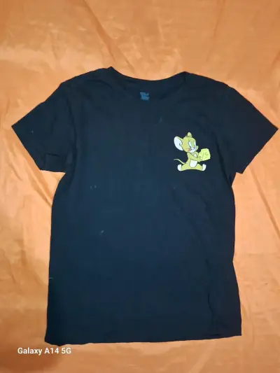 Polera negra con diseño animado - miniatura 1