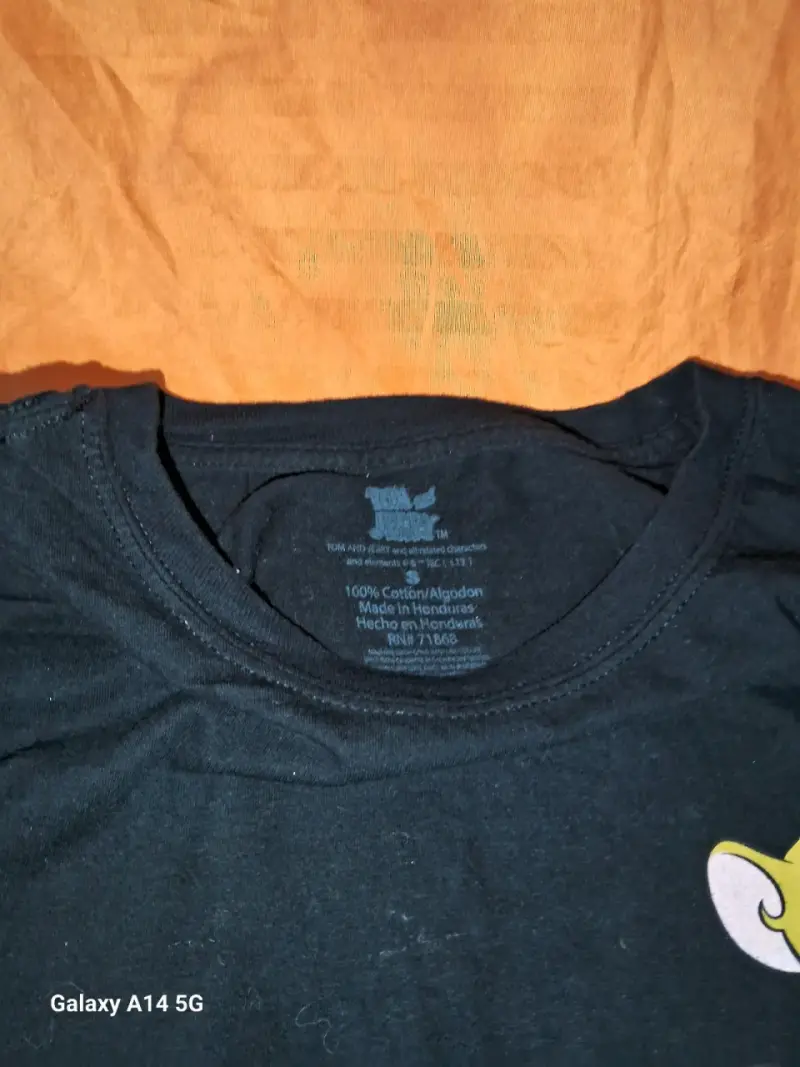 Polera negra con diseño animado - 2