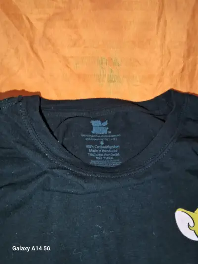 Polera negra con diseño animado - miniatura 2