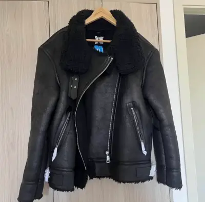 Chaqueta negra con forro de lana - miniatura 1