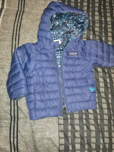 Chaqueta azul para niño con capucha - miniatura 2