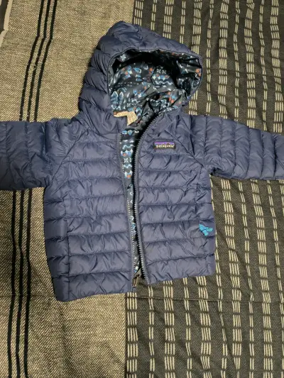 Chaqueta azul para niño con capucha - miniatura 3