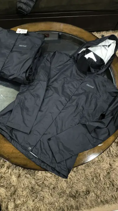 Chaqueta negra Marmot con capucha - miniatura 1