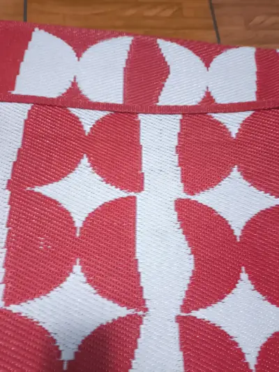 Alfombra roja con diseño geométrico - miniatura 1