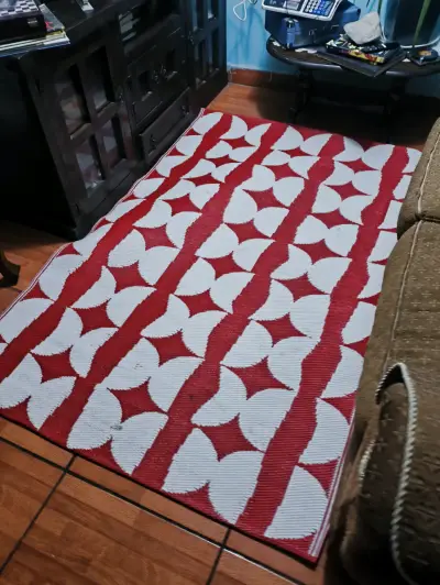 Alfombra roja con diseño geométrico - miniatura 2